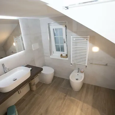 Laura E Christian - 4* 그라도