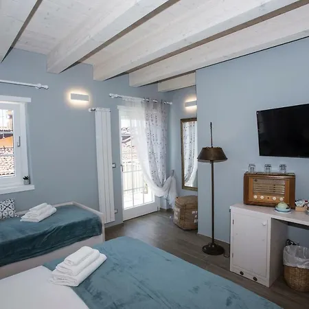 Laura E Christian - Guest house *