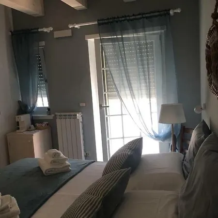Laura E Christian - Guest house *